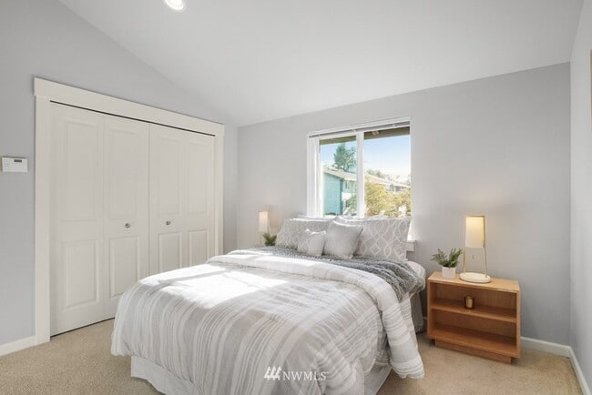 Building Photo - Large 2-Bedroom Northgate Townhome