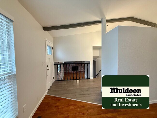 Building Photo - 3 Bedroom Tri Level with Spacious Yard 80918