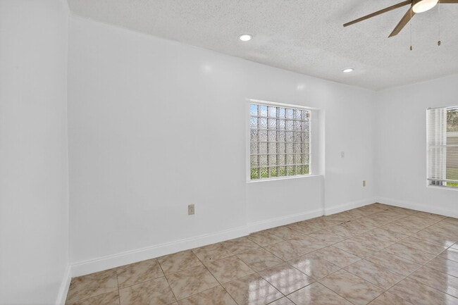 Building Photo - 600 S Mangonia Cir