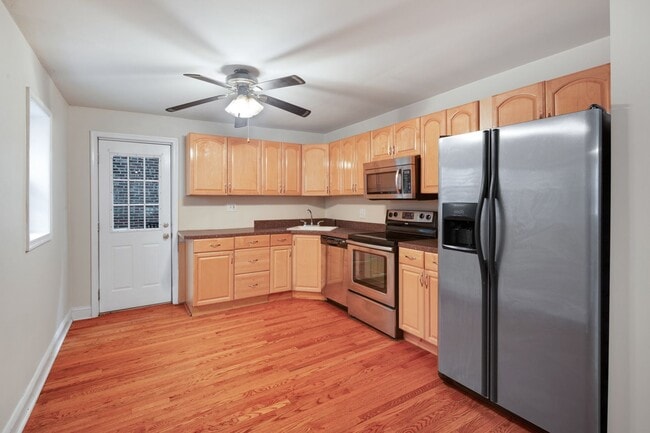 Building Photo - Three Bedroom Graduate Hospital Home with Roof Deck!