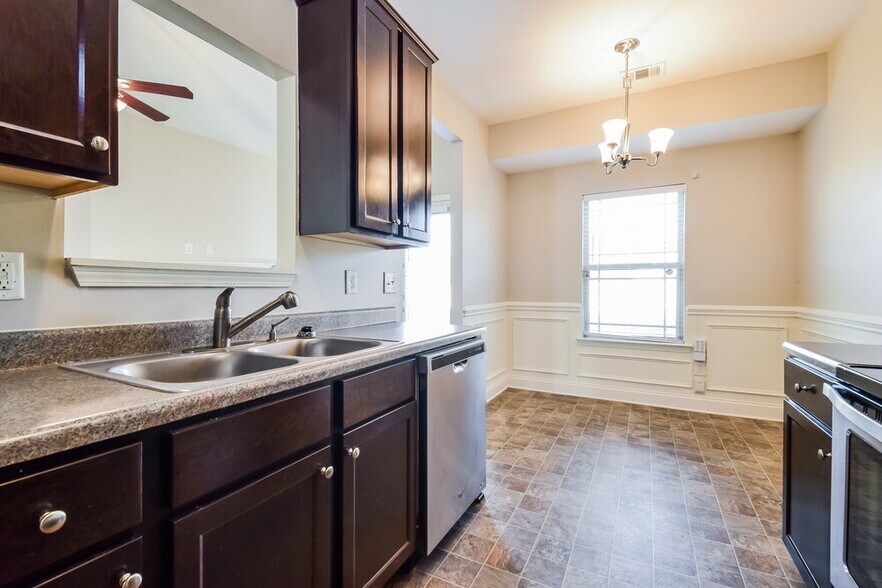 Building Photo - 547 Joneus Dr