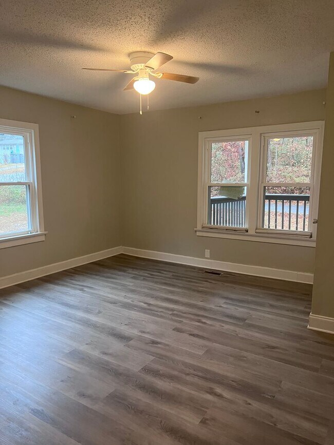 Building Photo - Spacious 3 Bedroom House in Rossville