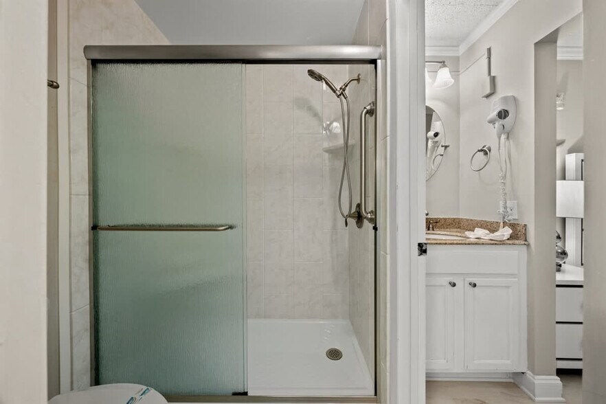 Building Photo - 8743 Thomas Dr