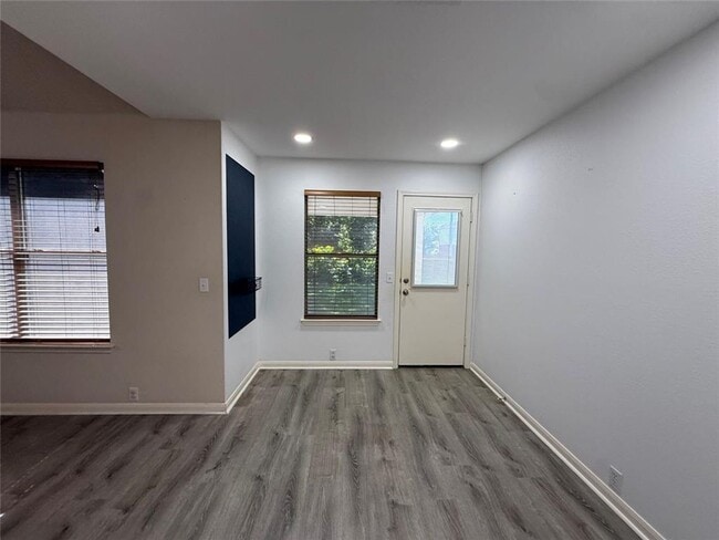 Building Photo - Beautiful 3 bed 2 bath house on corner lot