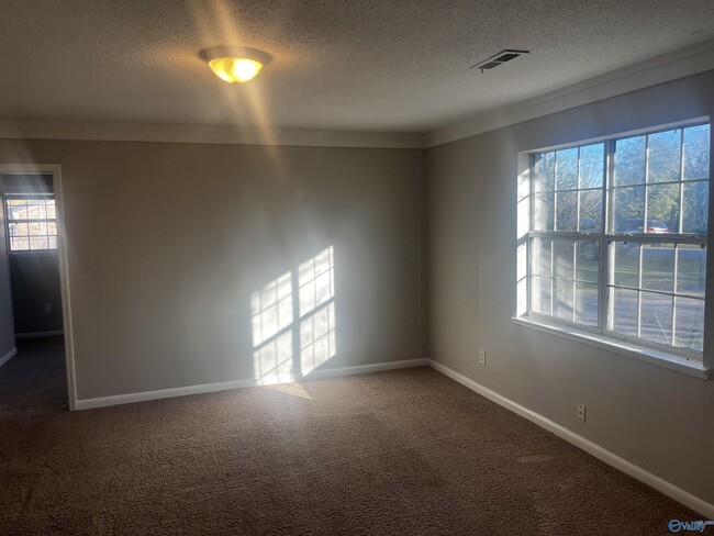 Building Photo - 151 Forest Valley Dr