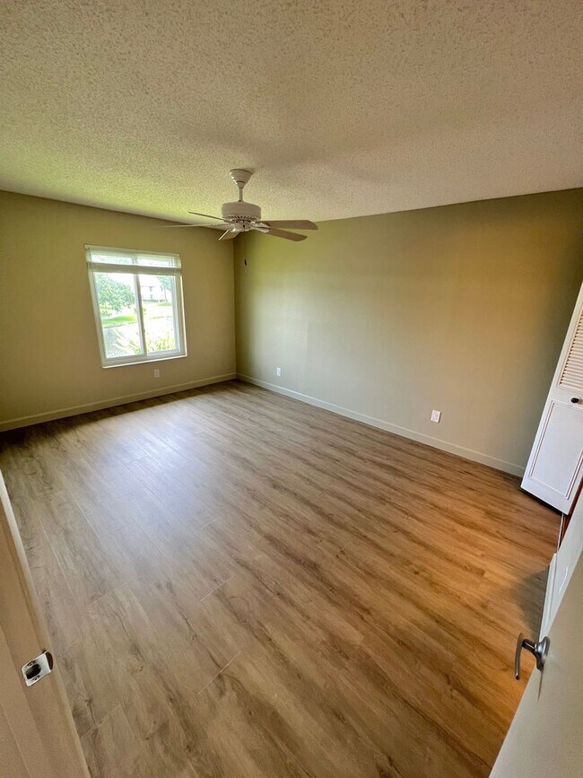 Building Photo - Beautifully Updated 2 Bedroom, 2 Bath Top ...