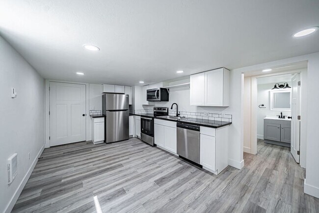 Building Photo - Lower unit renovated property near ISU.