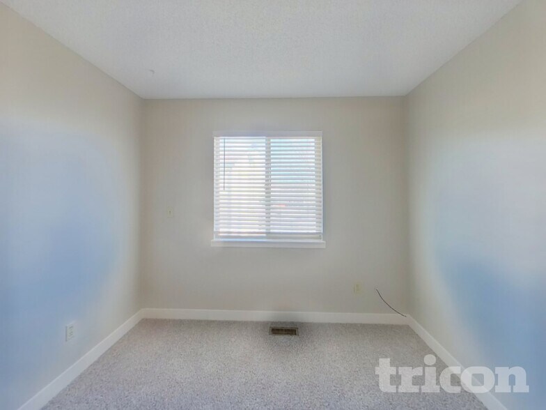 Building Photo - 2435 Shawnee Dr