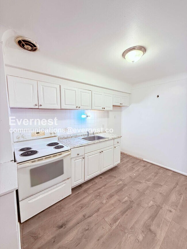 Building Photo - 15601 Schoolcraft Rd