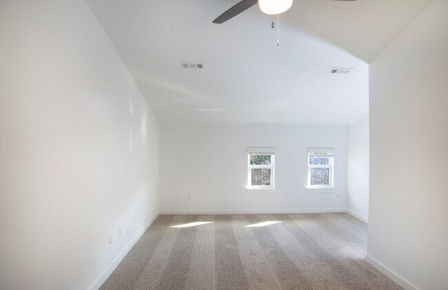Building Photo - Sleek & Charming Newly Constructed Townhouse in Downtown Fayetteville!