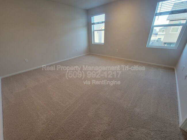 Building Photo - 611 S Zeelar St