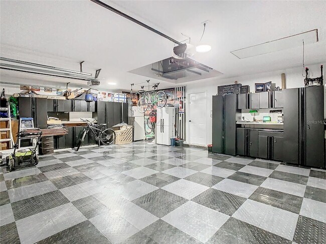 Building Photo - 16829 Midsummer Ln