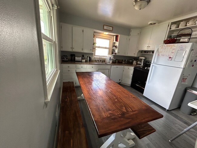 Building Photo - Lovely home in quiet neighborhood for rent