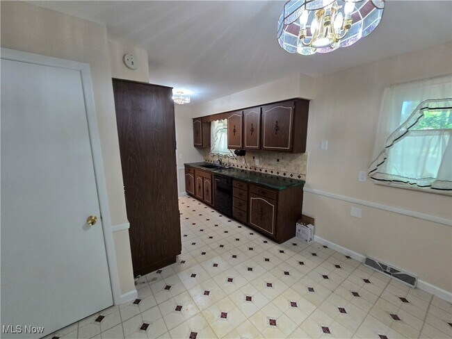 Building Photo - 5229 Evergreen Dr