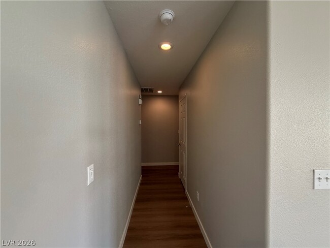 Building Photo - 2139 Meadow Green Ave