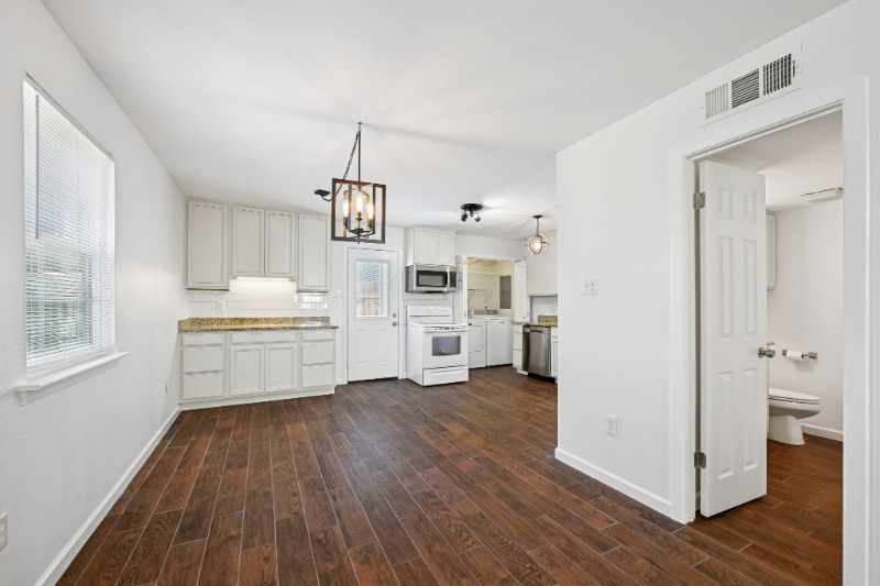 Building Photo - 713 Heavens Dr