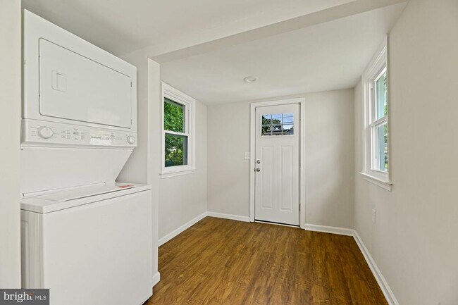 Building Photo - 240 Riverview Ave