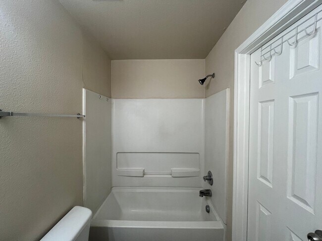 Building Photo - 5811 Golf Bend