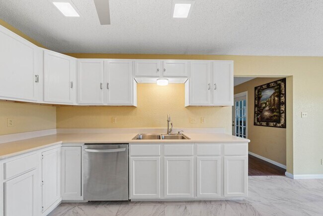 Building Photo - Charming 3-Bed Home with Fireplace & Garage in New Braunfels – 1,505 Sq Ft of Comfort
