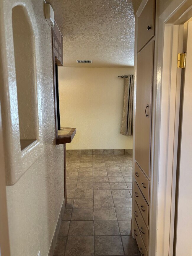 Building Photo - NEWLY REMODELED 1 BED 1 BATH