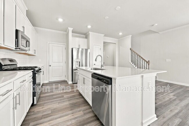 Building Photo - 5811 Woodlawn Dr