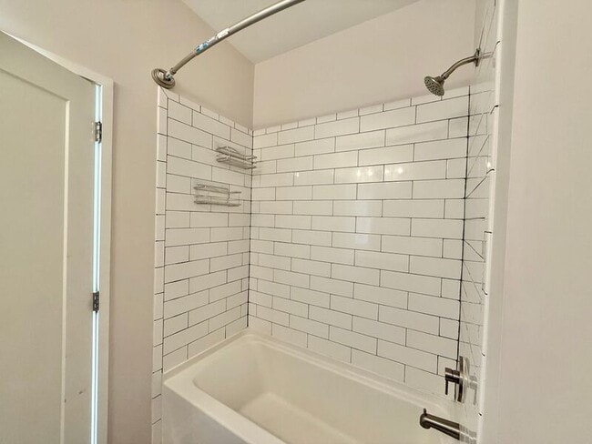 Building Photo - 528 S Person St