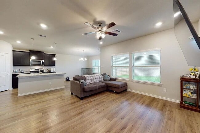 Building Photo - 3Bedroom, 2Bath, commuity pool access and side walk community in Pleasant Hill North Bryan off 2818