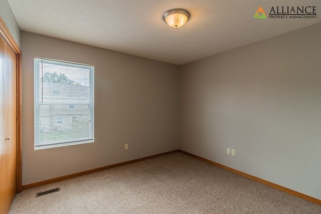 Building Photo - Large Duplex!