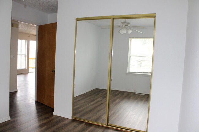 Building Photo - 102 Sweet Gum