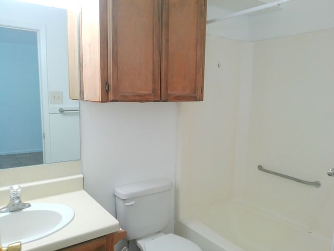 Building Photo - 5725 Crestmore Dr