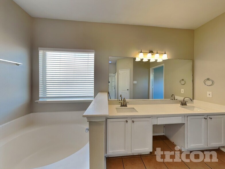 Building Photo - 5824 Somerton Dr