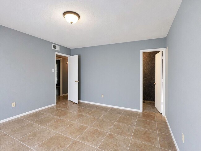 Building Photo - 915 Lemontree Dr