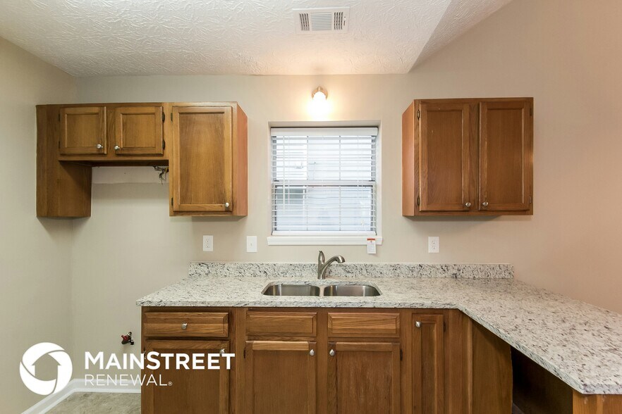 Building Photo - 1136 Oakwood Manor Ct