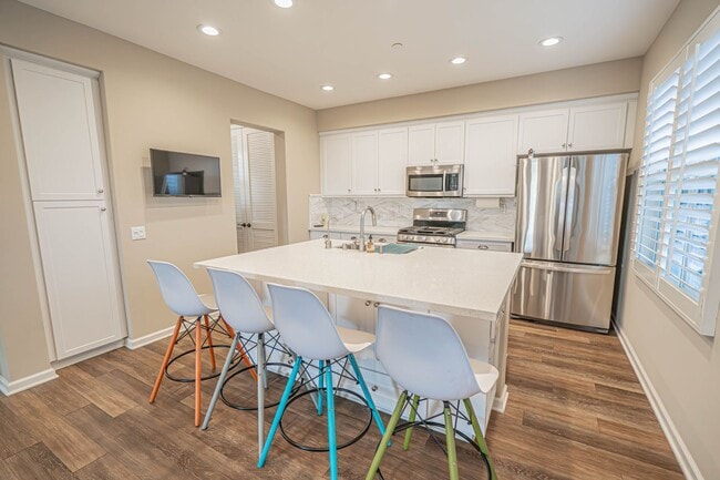 Building Photo - Unique 4-Bedroom, 3-story Live/Work Townhouse in the lushly landscaped Villa Metro Community!