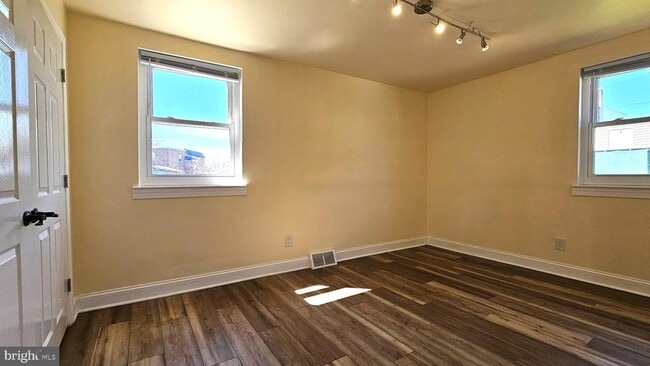 Building Photo - 2806 Ryerson Pl