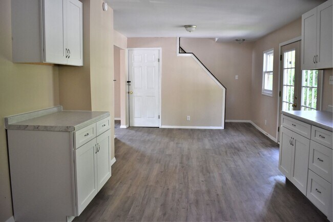 Building Photo - LEASE PENDING AS OF 05/06/2025: Lovely 3 b...