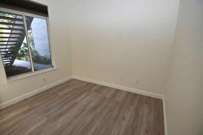 Building Photo - 2/1 Condo-Pet Friendly-Quiet Location-Prime Location