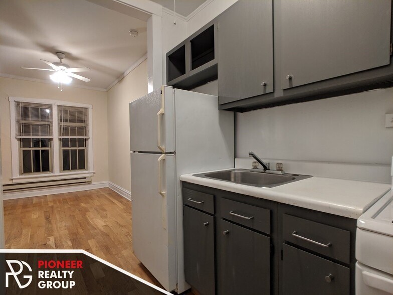 Building Photo - 634 W Barry Ave