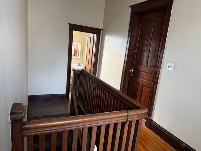 Building Photo - 2215 Victor St