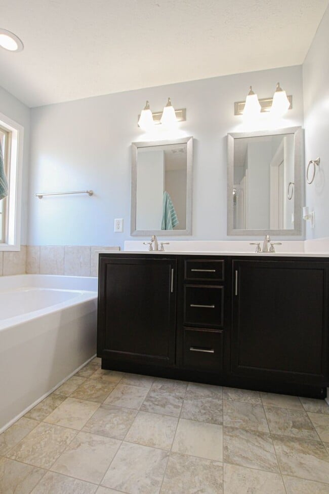 Building Photo - Pet Friendly Four Bedroom!