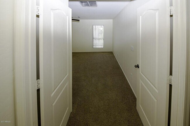 Building Photo - BEAUTIFUL 4 BED 2.5 BATH, OVER 2300SQFT., ...