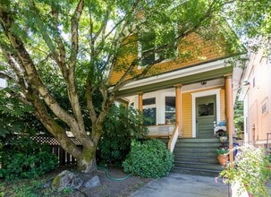 Building Photo - Furnished & Stylish 3 bedroom 1.5 bath home in bustling NW Portland  Available from March 15th- J...