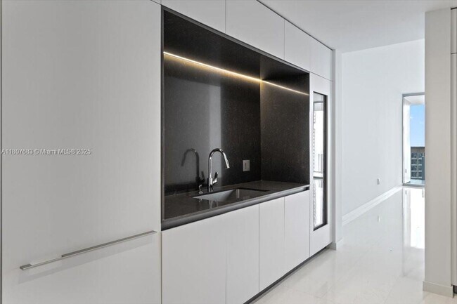 Building Photo - 300 Biscayne Blvd Way