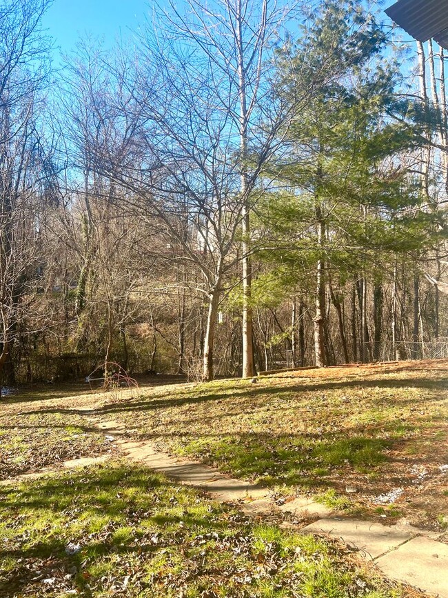 Building Photo - Cute, 3 bedroom, 1 bathroom West of Asheville