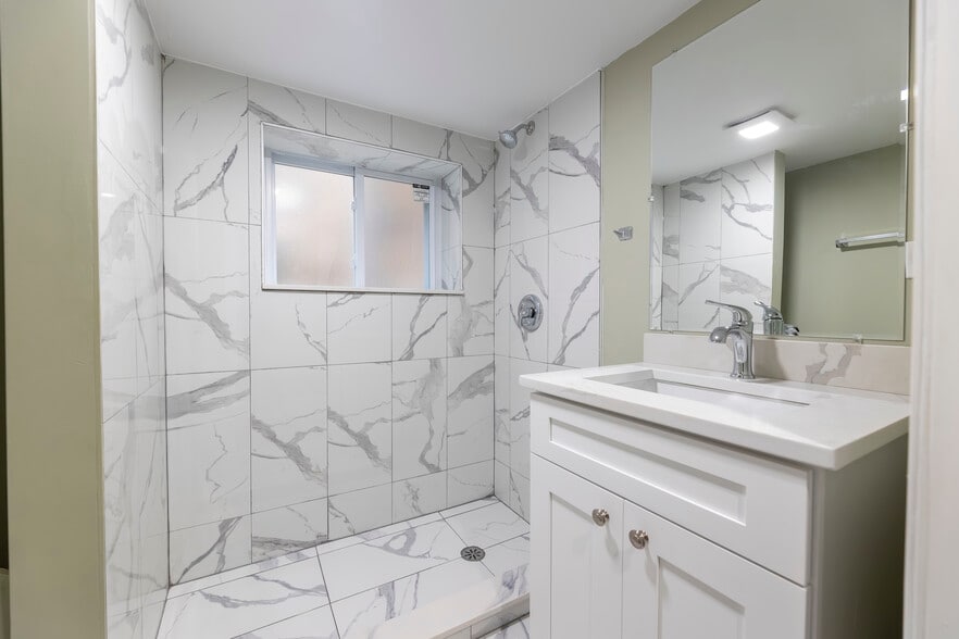 Building Photo - 6327 S Kenneth Ave