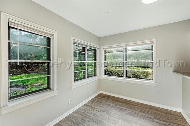 Building Photo - Charming home located in Ridglea North