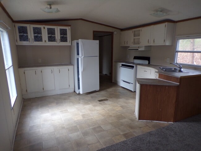 Building Photo - 320 Co Rd 135