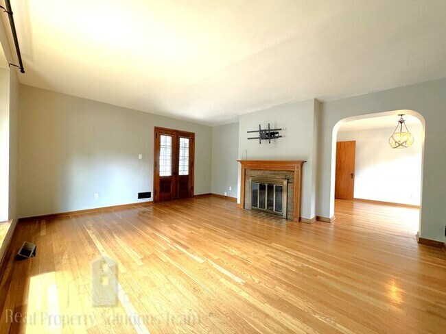 Building Photo - Beautiful home in Clintonville