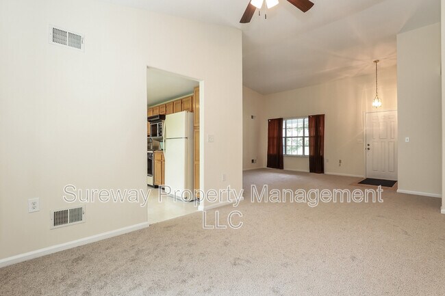 Building Photo - 1042 A Canterbury Dr
