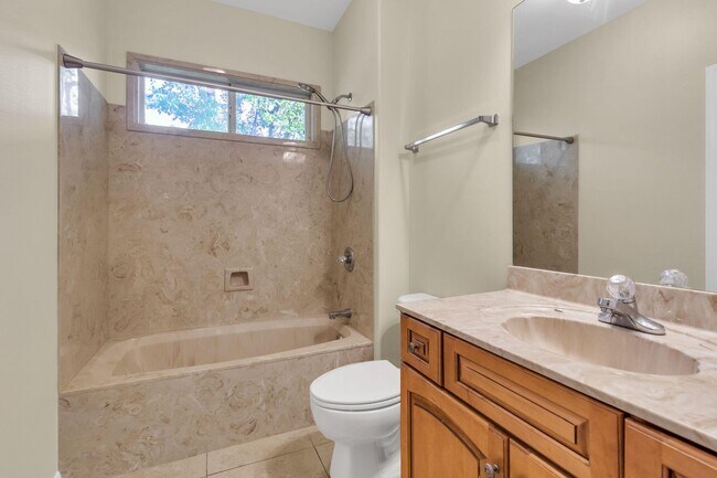 Building Photo - 1630 Oakmont Cir